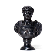 Statua in bronzo dell'Imperatore Adriano, Vista Frontale