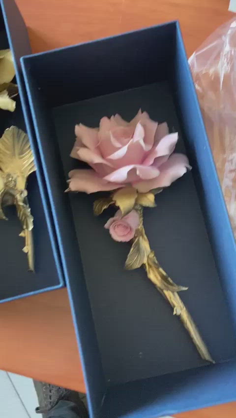 Porcelain roses made in the Capodimonte factory. The perfect gift from Naples - Museum-Shop.it